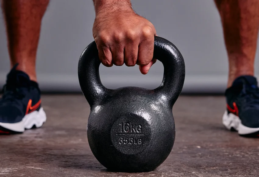 Membangun Kekuatan Eksplosif dengan Kettlebell Snatches dan Cleans